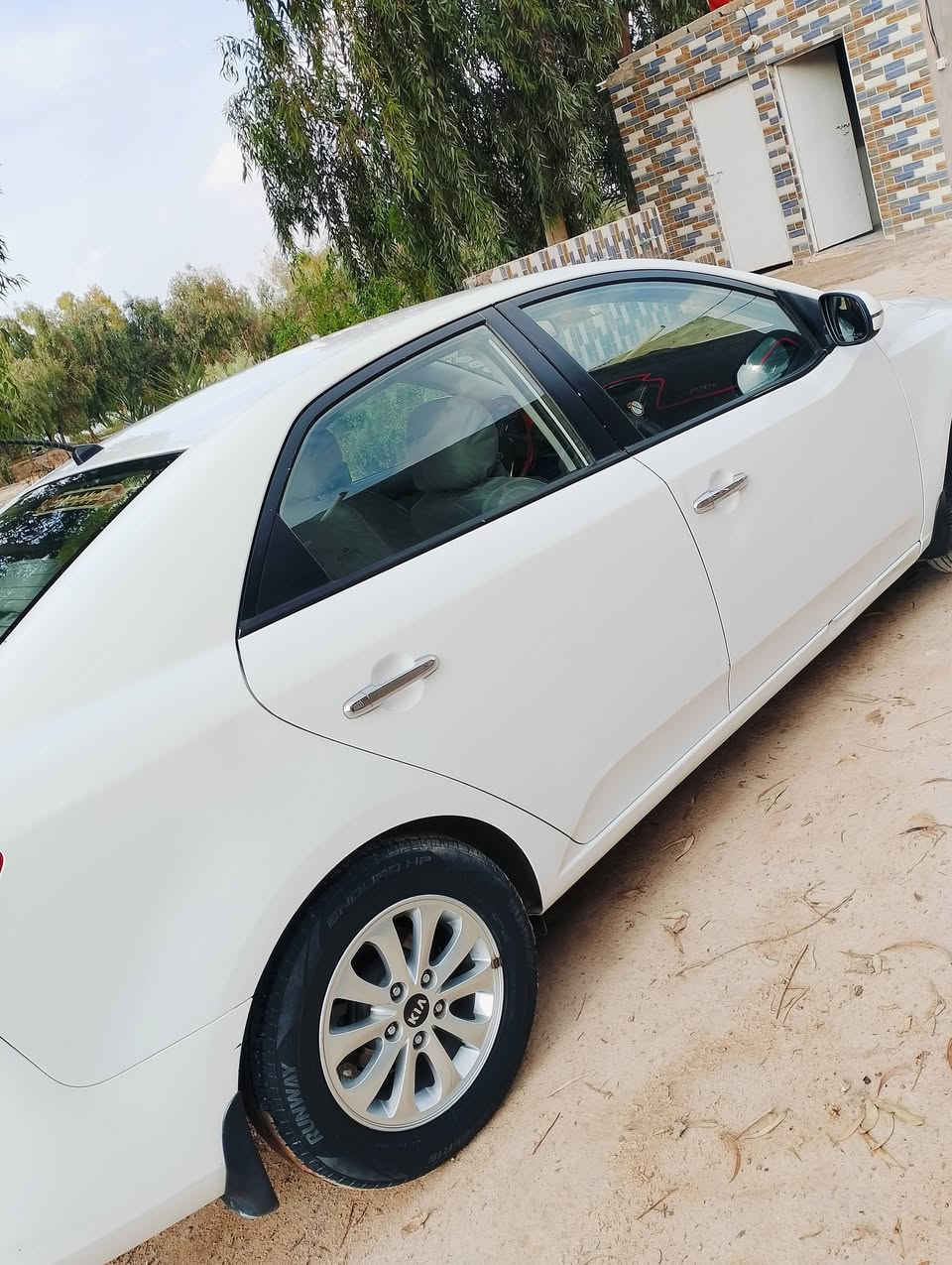 سلام عليكم للبيع سيراتو موديل 13 كفاله عامه من صبغ وتبديل وفتح بيه بارد قليل بل جاملغ الخلفي محرك 1600 مكفول  رقم اربيل سنويه مجدده ل30 مكان نجف اللاستفسار ***********
