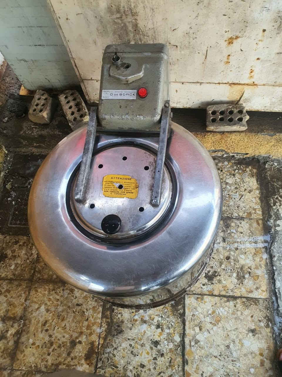 عصارت عدد (٣) قطع للبيع
عنوان بغداد شارع فلسطين
 مكينة كوي فرنسية
رقم الموبايل (***********)
