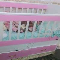 سرير طفلة • نظيف • هزاز
