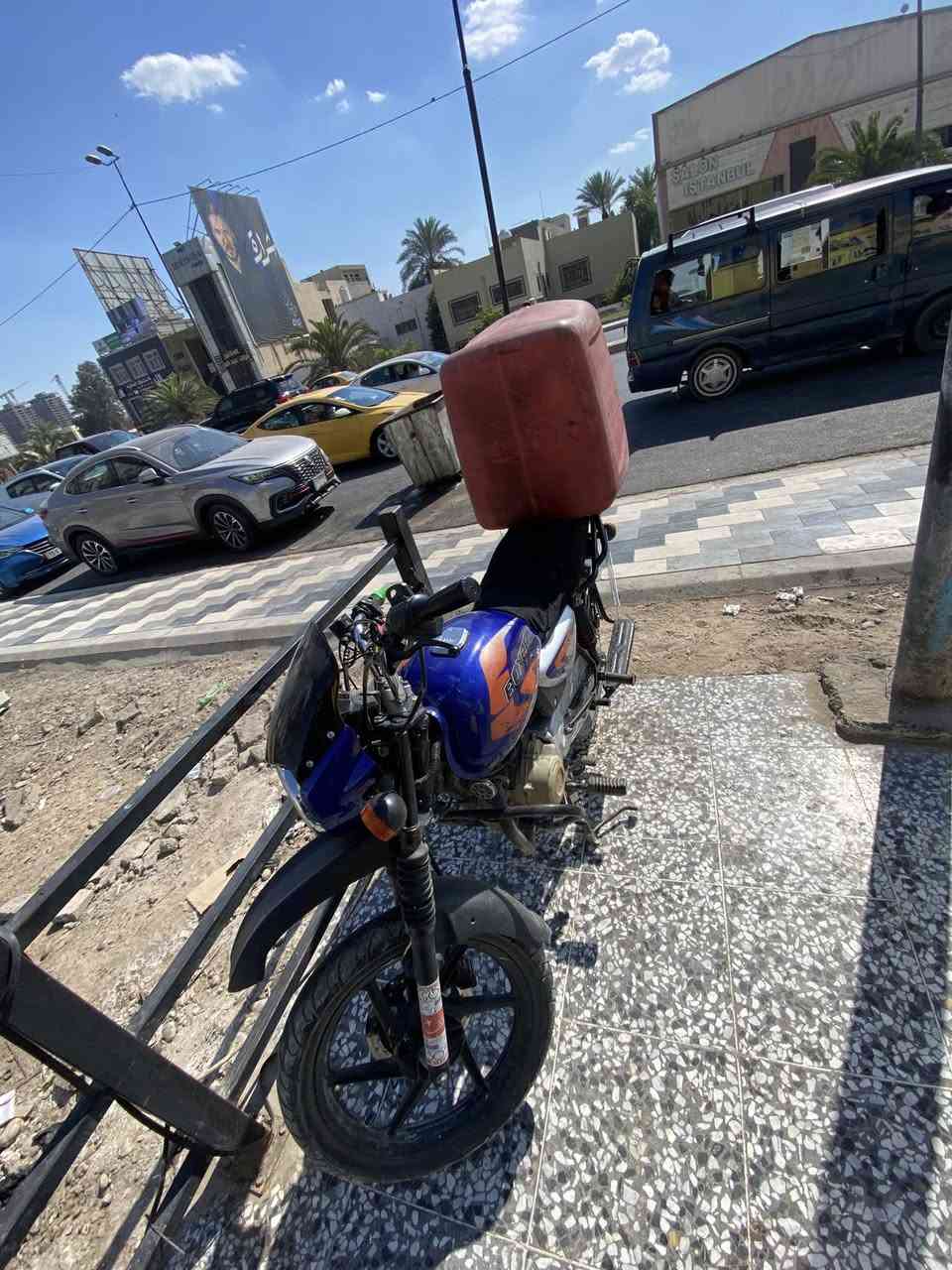 سلام عليكم شبابنة بوكسر 2023 للبيع او مراوس  محركها مجفت جديد مصارلة سبوع بعدها عل سحك محركها يخبل  كاملة نقصها سلف  كاملة كلوبات علي ناصي اشاير  طوافة بانزين شغالة حلوا الدراجة بيها بس ورقتين اجت وياها اكفلك سرقا وكلشي رايدها ٩٠٠ مكاني المنصور *********** بي بس واتساب
