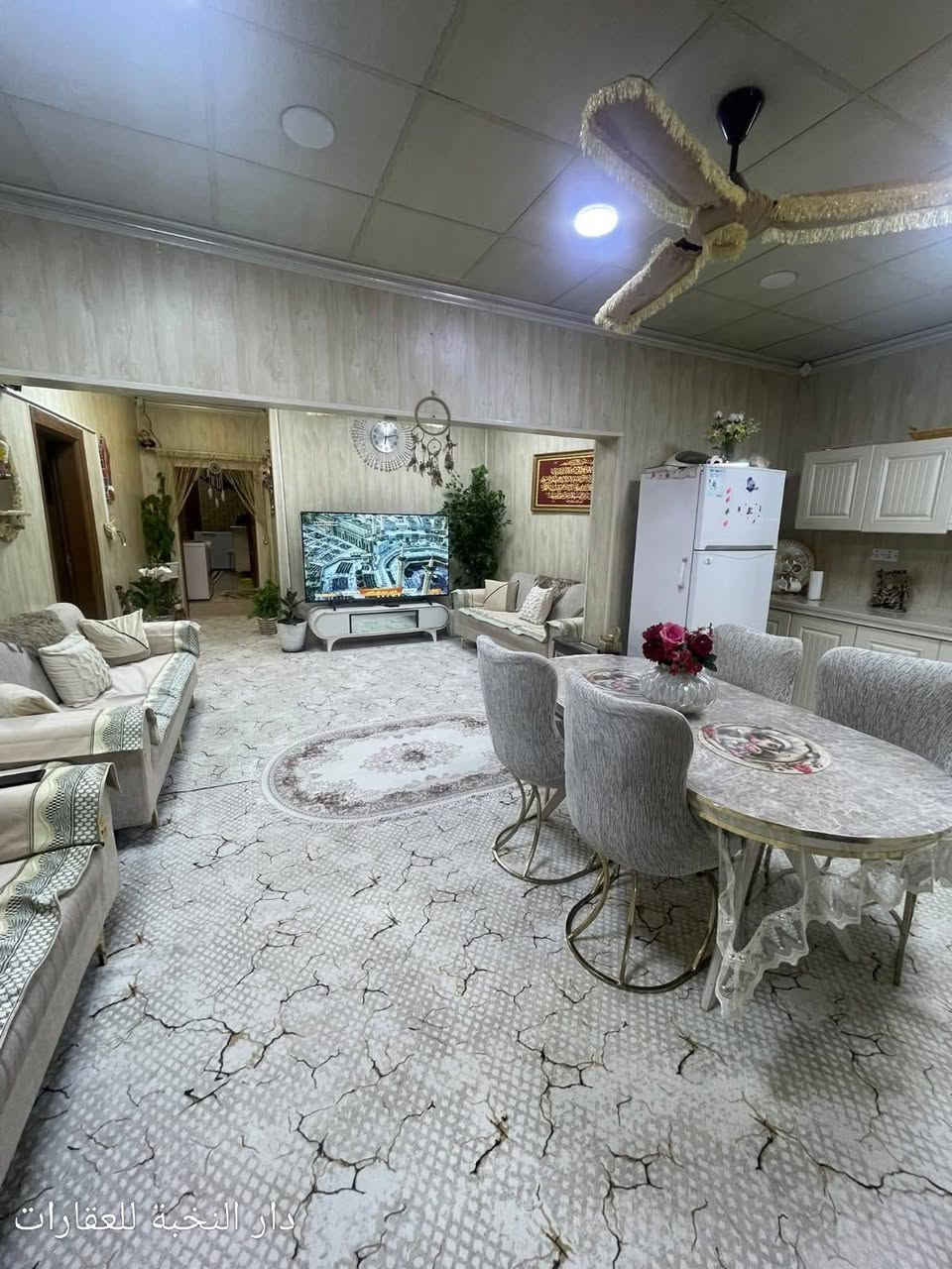 🏠 بيت طابقين حديث للبيع
​الموقع: كركوك، تسعين خلف صيدلية الريمي 
المساحة: 200 متر مربع.
نوع العقار: بناء حديث (نظام طابقتين منفصلتين).
​📋 تفاصيل وتوزيع الطوابق:
​الطابق الأول:
​غرفتين نوم.
​هول داخلي واسع.
​غرفة استقبال.
​مطبخ
​مجموعة صحيات.
​الطابق الثاني (منعزل تماماً - مؤجر حالياً):
​الحالة: مؤجر بمبلغ 300,000 دينار
​غرفتين نوم.
​هول داخلي.
​غرفة استقبال.
​مطبخ وصحيات.
​🔍 الوضع القانوني والخدمي:
​نوع السند: بلدية (وليس طابو صرف ).
​الموقف القانوني: معاملة كاملة وأصولية مع وجود رقم تسلسلي خاص بالعقار.

​مكتب دار النخبة للعقارات والمقاولات
​📞 للاستفسار والتواصل مباشرة أو عبر الواتساب:
​***********
​***********
​***********
​📍 عنوان المكتب:
كركوك - الواسطي - سايدين شقق الغاز - سايدين بداية سايدين القديمة.
