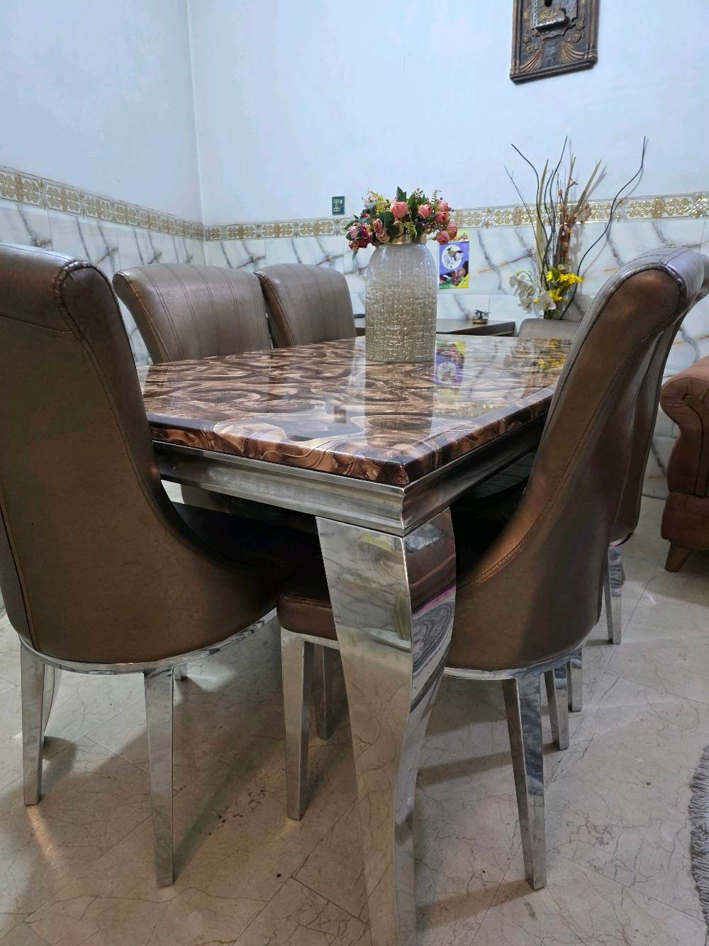 السلام عليكم 
ميز طعام مرمر للبيع نظيف وياه 5 كراسي والسادس مكسور مثل ما موضح بالصور سعره 150الف وبيه مجال
مكاني بغداد الحريه الدولعي
للتواصل واتساب ***********