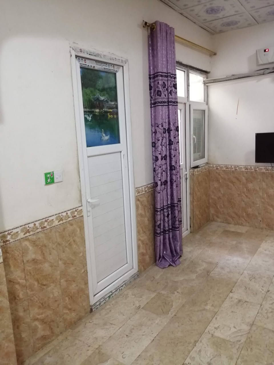 السلام عليكم ورحمة الله وبركاته....بيت مساحة 100م طولي 20*5 عرفه .صاله .مطبخ.استقبال خدمات....هاذا البيت .
سلبياته...خل اكلك لكدام حتى من تجي متنصدم 
بناء رباط كونكريت
جدران طابق جيري 
سقف كونكريت
جاهز يعني 

اكو بي نواقص مثليش سقف ثانوي يراد تبديل سطح يراد تطبيك. بي فطور بل جدران....انتبهلي بي الفطور بل جدران خالي حتى لا تكلي منتبهت مرتين كتبتهن خوش يعني بيت متواضع لا اكلك درجة اولا ولا غير شي هل موجود ...عجبك وقتنعت كل الهلا بيك ماعجبك الله يوفقك بل احسن .سعره 70على هذا كلام تجي للبيت بي مجال .بل فيس تعلق يعني شراي ...سعره سعر بيوت زراعي ....للعلم حتى ما انسى بي حائط مشترك بيني وبين بيت اخوي من نتفق واذا جعل الله مقسوم الحايط الك المشتري .تمام .... حي النداء منطقة ال 56....رقمي بي وتساب ***********.او***********
