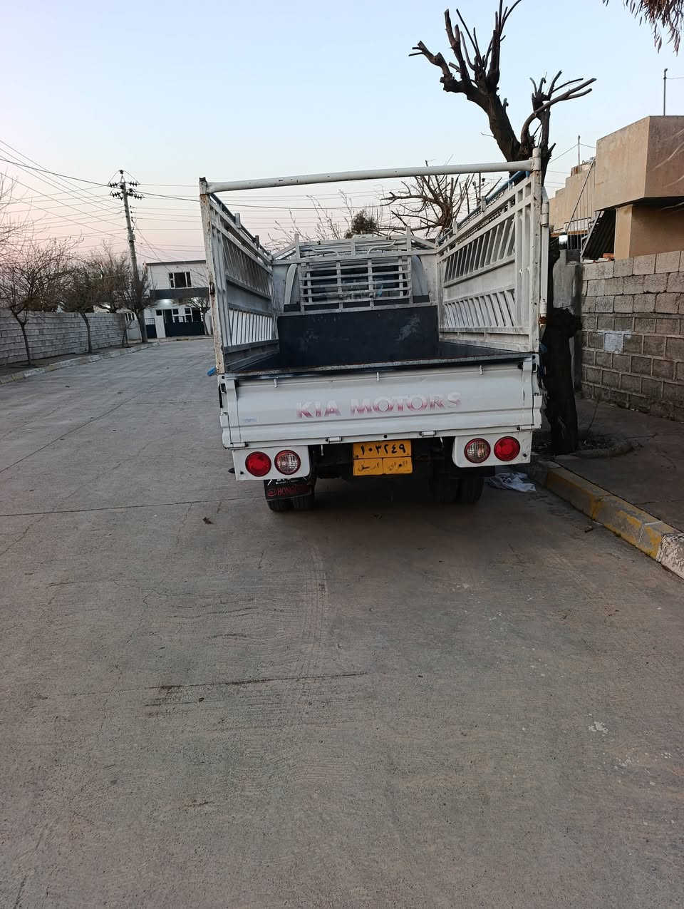 كيا 4000
مۆدیل 2011
 تةنيا كارت كراوة  بي دةعم و بێ بۆیاغە   شەش تایەی 
لۆک بەشەرتی. هەموو گیانی   سەنەوی شەش  مانگی ماوە
ژمارەی خاوەنی ***********
