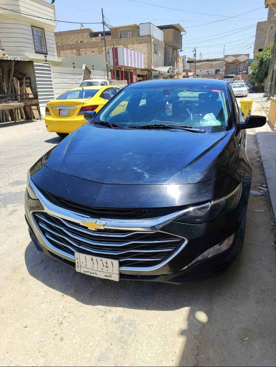 السلام عليكم 

- ماليبو 2019 LT لون اسود للبيع 
- سنوية صالحة ل 2027 ، تحويل ثاني يوم بإسمك .
- ماشية 179 الف كيلو ، من اخذتها قبل سنتين جانت ماشية 165 الف يعني مشت عندي بس 14 الف كيلو لأن اني طالب طب و استعمالي بيها من البيت للجامعة و المستشفى فقط .
- بانزين محسّن فقط و دهن موتل اصلي و قبل اسبوع مبدللها دهن .
- التفويلة تمشيك 600 كيلو متر .
- شاد عليها منظومة زينون ب 100 دولار .
- شادلها باتري جديد اصلي قبل شهر ونص .
- مشتريلها دوشمة ب 120 الف + تغليف ستيرن .
- ضررها تبديل جاملغ أيسر فقط ، صور الحادث مرفقة  .
- ما بيها چيك انجن و لا اي مشاكل بالكهربائيات او بالحماوة .
- محرك كير مكفولات ، الكير مبدله ب كير تفصيخ بلادي لأن الماخذيها قبلي ما مبدليلها دهن الكير و مبدلّه دهن اصلي ب 200 الف ، التبديلة الجاية بعد 40 الف كيلو .

مواصفات ال LT المعروفة : 
- تشغيل عن بعد .
- دخول بصمة + تشغيل بصمة + فتح صندوق بصمة .
- تبريد ثلج منفصل مناخين + تبريد خلفي .
- تدفئة كشنات .
- بك لايت طيارة .
- مقعد السائق كهربائي .
- شاشة بلادية بيها اندرويد اوتو و آبل بلي .
- كاميرا بلادية دوّاره .

السعر 127 ورقة و بيها مجال بسيط ان شاء الله .
العنوان / النجف الأشرف , الكوفة .
الرقم /  *********** .
التواصل واتساب او ماسنجر او اتصال .
