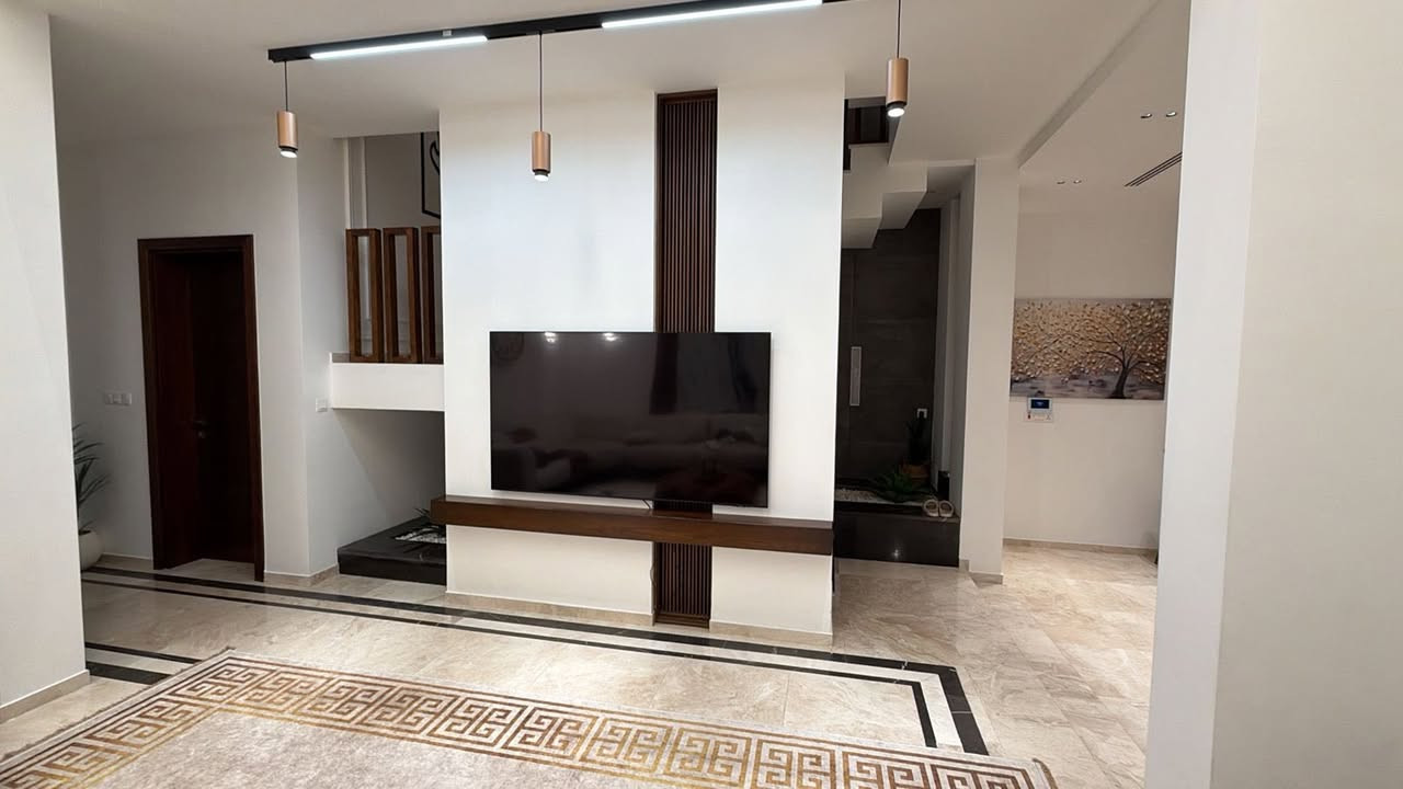 � بيت حديث فاخر للبيع (فوق الدرجة الأولى)

📍 الموقع: زيونة – محلة 716 المربع الذهبي
▪️ المساحة: 240 م²
▪️ الواجهة: 8 م
▪️ النزال: 30 م
طابقين ونصف

🔹 المواصفات
 • واجهة مرمر
 • أرضيات مرم
 • درج سنديان
 • أبواب سنديان
 • ألمنيوم شركة نوماكس
 • 5 غرف نوم
 • مطبخ حار / بارد
 • حديقة داخليه
 • صالة دبل هاي
 • خدمات
 •كراج

#أعرض_عقارك_وأنت_مطمأن_في_مكتب_مجاز_رسمياً

للأستفسار ⬇️
#مكتب_الشمري_للخدمات_العقارية
📱***********  ابو حسين الشمري
📱***********  حسين الشمري

🏡 عنوان المكتب(زيونة 716-مدخل الجدار سنتر القديم-مقابل مدرسة الزوراء)
