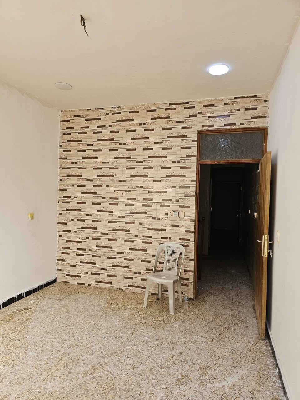 بيت ٥٥ متر الحرية الثالثة قريب على ماكولات بابا عن بالفرع المقابل طابقين الاول استقبال وغرفة وحمام والطابق الثاني غرفتين وحمام وسطحين البيت فارغ الاتصال بصاحب الدار *********** ابومحمد .
