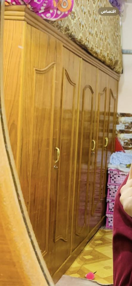 غرفه للبيع نضيفه نجاره عراقي ريدتهه ب مليون و 750 وبيهه مجال
متكونه من كنتور 5 باب 
ميز عدد 2 
جربايه 
زاويه 
ميز تواليت 
***********
