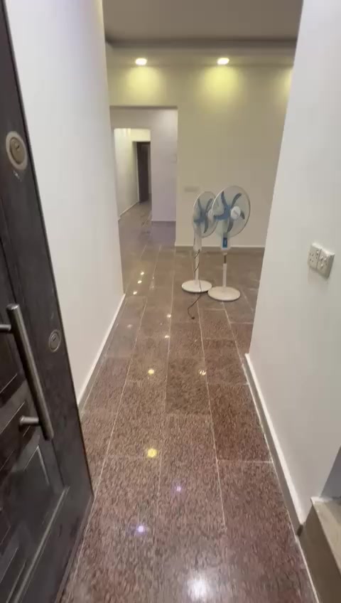 🔹 للبيع – بناية  3 أدوار في المنصور / حي المتنبي 🔹
📍 العنوان: المنصورة – حي المتنبي – محلة 607 – زقاق 34
📐 المساحة: 146 م²
📏 الأبعاد:  النزال21.80 م × الواجه 6.90 م
🏢 التفاصيل:
البناء سنة 2018 
البنايه مكون من 3 أدوار
كل دور شقة مستقلة بالكامل
مجهزة بالكهرباء والماء
تشطيب حديث وحالة ممتازة
💰 الوضع الحالي:
الشقق مؤجرة
الوارد الشهري: 2,700,000 دينار عراقي
📌 الموقع:
موقع مميز جداً جداً
قريب على مول المنصور
منطقة حيوية وخدمات متوفرة
📞 للاستفسار والتفاصيل أكثر 
يرجى التواصل على الخاص:-***********
