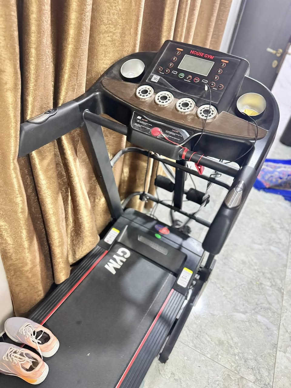 جهاز  جري رياضي للبيع ماركة HOUSE GYM
✅ دبل ماطور جبلي ماطور نحاس
✅ شاشة رقمية تعرض الوقت، السرعة، 
المسافة والسعرات الحرارية
✅ أزرار تحكم سريعة بالسرعة
✅ مفتاح أمان (Safety Key) للإيقاف الفوري
✅ حساسات نبض على المقابض
✅ حامل أكواب يمين ويسار
✅ حزام مساج/اهتزاز مدمج
✅ حبال مقاومة لتمارين الذراعين
✅ قابلة للطي وتوفير المساحة
✅ مناسبة للاستخدام المنزل
✅ سبب البيع مكان ماعدي
✅ مدة الاستحدام ٤٥ يوم
✅ عنواني بغداد  الدورة واكو توصيل
امانه الله نضافتة فول 
تواصل عل خاص


**إذا كنت صاحب هذا الإعلان وتريد حذفه لأي سبب، رجاءا أرسل رسالة إلى الدعم الفني**
