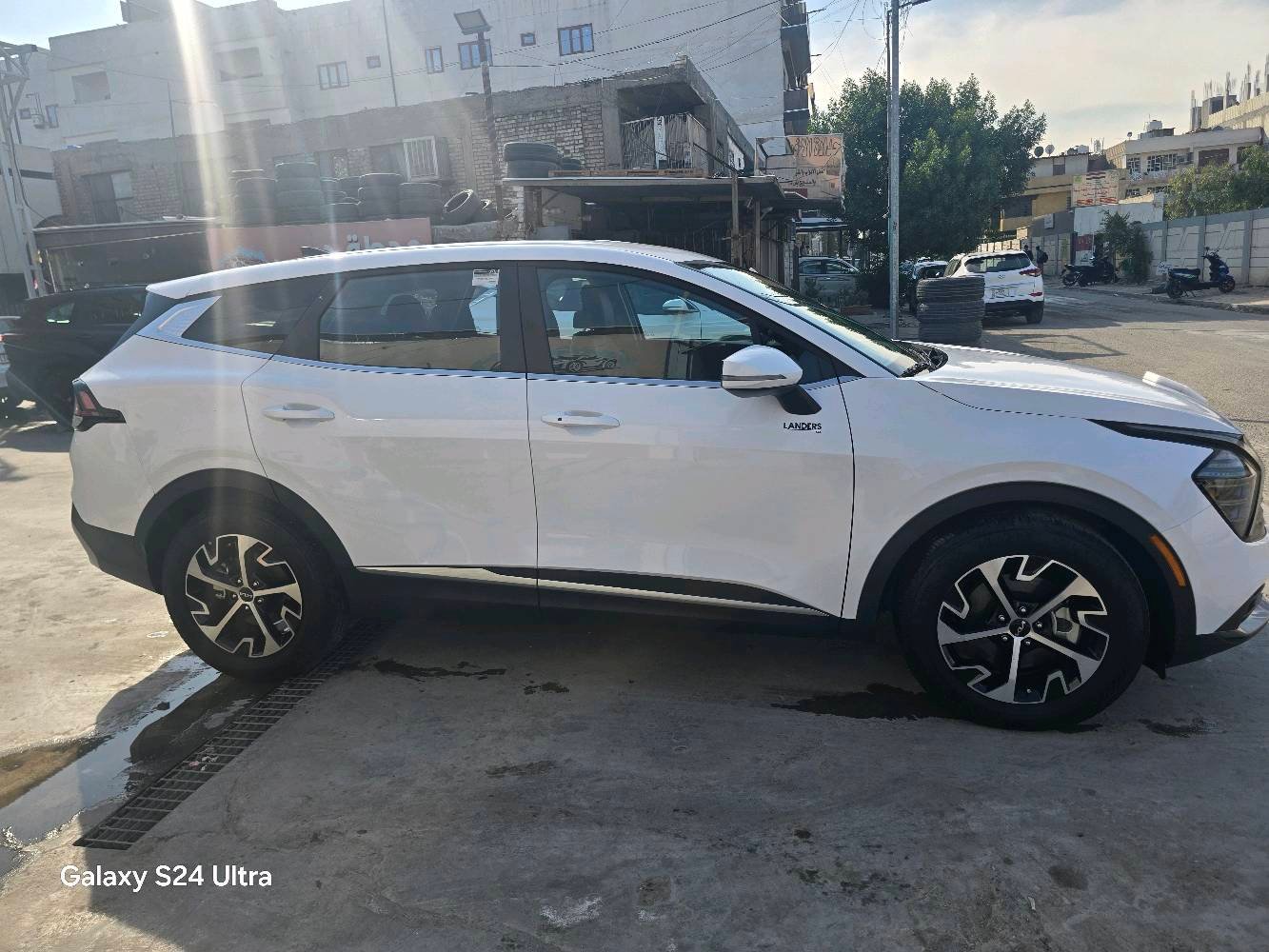 بسم الله الرحمن الرحيم 
للبيع كياسبورتج موديل 2024 لون ابيض وأرد امريكي ماشيه 10 ألف فقط بعده جديده مكفوله من الصبغ نهايا ومكفوله من الايرباك مواصفات فيه EX فول الفول ماعدا البانوراما سنويه باسمي قبل يومين ترقمت حادثه قبق الجنطه نفس الون فقط والباقي مكفول صور الحادث موجودة بالمنشور  هوايه بيه مواصفات مكاني بغداد زيونه سعره 225 ورقه للاتصال ***********