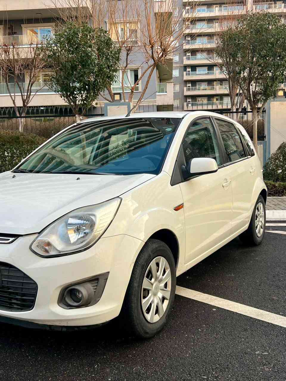 فیگۆ ٢٠١٤ 
سەیارەکە زۆر تازەیە زۆر بێ موسرەفە
چوار تایە و ویلی لۆکی لە ژێرە
سەیارەکە گێر و مەکینە و کارەبایەتی بە شەرت
زۆر تازەو جوانە
رەقم و سەنەوی تا ئاخیری ٢٠٢٦
سەیارەکە ٢ پارچەی بۆیاخە
سەیارەکی خنجیلانە بێ مەسرەفە
تەبرید گەرم و سارد بە شەرت

سعری ٨٢ گەڵاو مەعامەلە

فرۆشتن و گۆرینەوە لەسەر دڵ گرتن

*********** السليمانية, العراق
