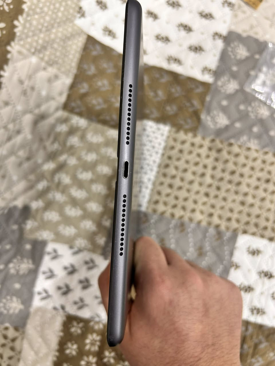 السلام عليكم
للبيع  iPad 7 Pro ✨

الجهاز نظيف كلش ولمعته لمعة وكالة، استخدام خفيف ومحافظ عليه بصورة ممتازة 👍🏻

📱 المميزات:

*انطيك وي الجهاز شاحنة وواير طويل
*يحتوي الجهاز على لصقة وكفر دفتري ويحتوي على تكوة يعني تكدر تتكي الجهاز وتستعمله باريحية مطلقة
*الجهاز خالي من اي شخط ونضيف بنسبة 100‎%‎
*تگدر تربط على الجهاز كيبورد وماوس بلوتوث عن طريق ميزة الـSmart Connector
*تكدر تشحن القلم عن طريق الـ3 النقاط الموجودة من صفحة الي عن طريقها تربط الكيبورد والماوس "ما يجي وياه قلم لازم انت تشتري"
*الجهاز نحيف جداً ووزنه جداً ممتاز للحمل باليد
* شاشة كبيرة وواضحة تفتح النفس للفيديوهات والدراسة والألعاب حجم الشاشة 10.5 إنج 
* لون Space Gray فخم وشكله مرتب
* البطارية زينة وتكعد فترة
* سريع وسلس بالاستخدام اليومي والتصفح واللعب
* مناسب للدراسة، اليوتيوب، الرسم، والشغل
* الكامرات بي واضحة للمكالمات والتصوير
* الجهاز مرتب جداً وما بيه دكات قوية أو استعمال مزعج
*الجهاز مستعمل لفترة اقل من سنة
*الشاشة تدعم 90 هيرتز وقبل جان يشغل 60 فريم بـ ببجي ومدري اذا هسا يشغل 90 او لا🤍

🛠️ الملاحظة:
بيه عطل بالهارد فقط ويحتاج تبديل هارد، غير هذا الجهاز نظيف جداً.

*الجهاز مو مفتوح ابداً والك الاحقية تفحص الجهاز قبل الشراء
*على حسب ذاكرتي البطارية نسبتها وسط التسعينات

تكدر تاخذ الجهاز كـ قطع غيار او تاخذه وتصلحه
سعر الجهاز 250 الف وبي مجال للشراي🤍
للراغبين بالشراء التواصل على الخاص او على رقم الهاتف *********** "الرقم بي واتساب" مكاني الموصل الجانب الايسر
وان شاء الله ما يكون خاطركم الا طيب🤍
لا يتم استرجاع الجهاز بعد البيع وبدون احراج

لا يتم استرجاع الجهاز بعد البيع وبدون احراج🤍
