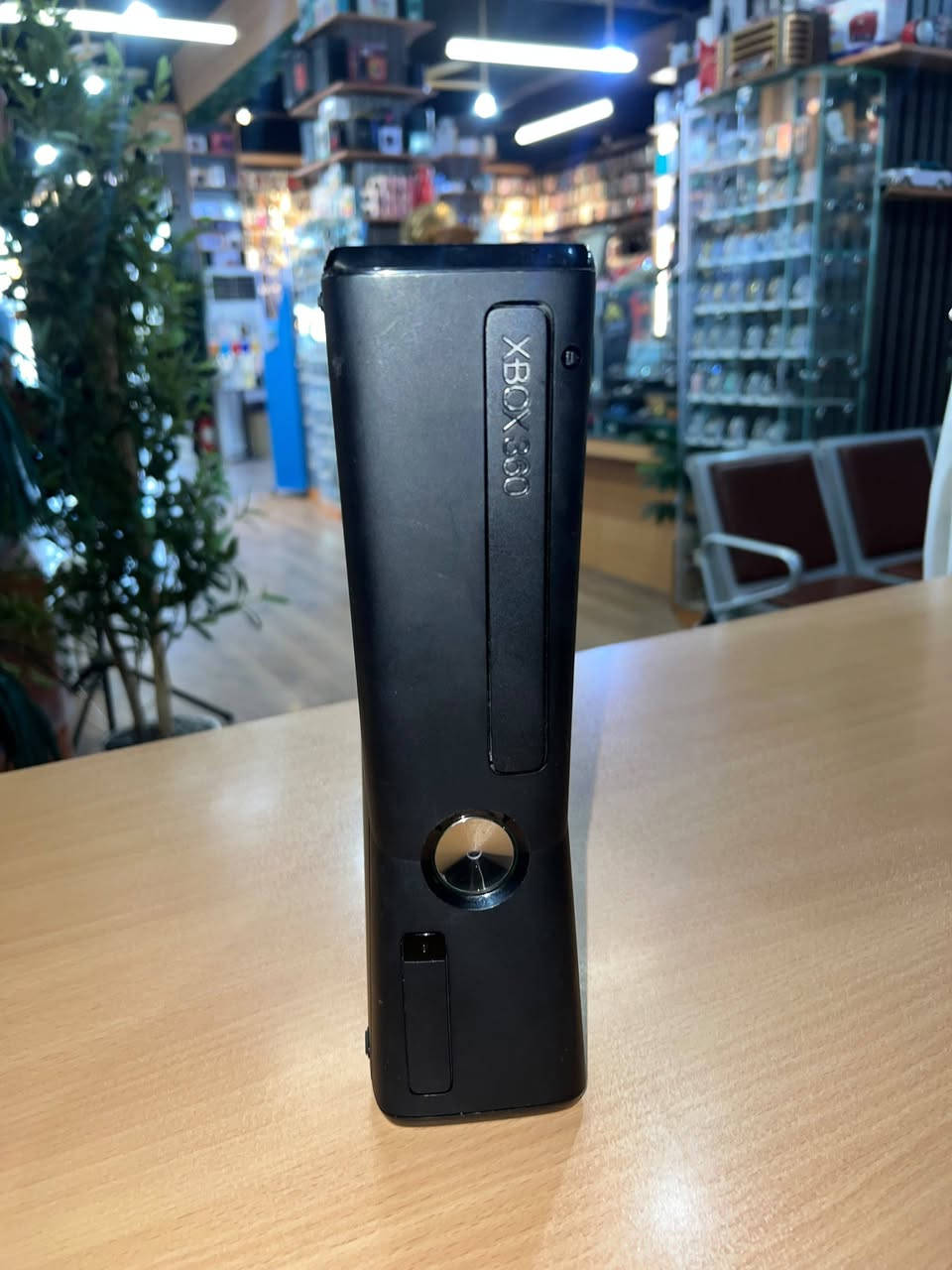 للبيع XBOX360
جهاز نضيف أستخدام قليل 
غير مهكر 
ويا جويستكات 2 جديدات غير مستخدمات 
ويا قرص CALL OF DUTY BLACK OPS 2
هارد 250GB
سعر 95 بي مجال 
رقم التواصل ***********
مكان الخمسة كيلو
