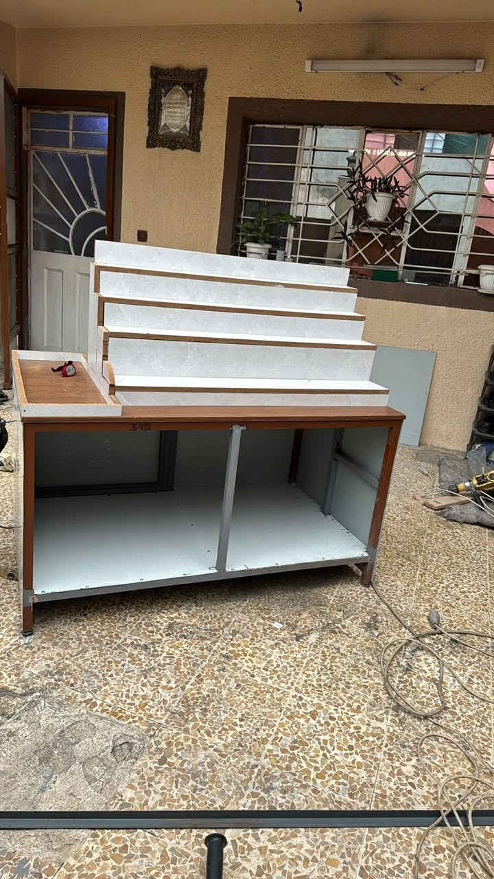 للبيع ميز  مال ساعات اكسسوارات
ثقيل حديد
طوله متر  وعرض متر ونص
جديد ما صاله شي
موصل جانب الايسر حي الميثاق
***********
الشراي يتصل
