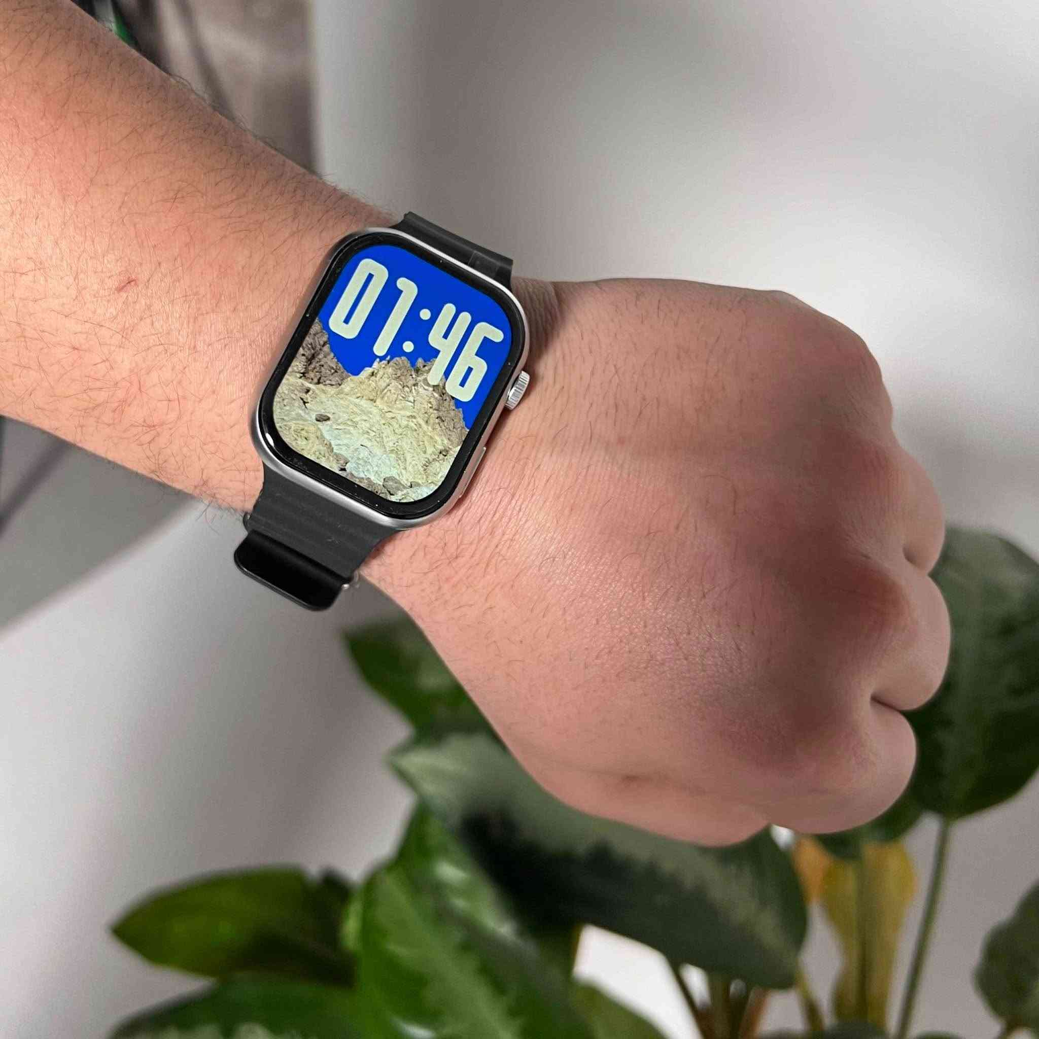ROCK-450 Smart Wristband + TWS Earbuds – سوار ذكي مع سماعات لاسلكية

سوار ذكي عملي يجمع بين شاشة كبيرة عالية الدقة وسماعات لاسلكية بتصميم TWS داخل نفس العلبة، مناسب للاستخدام اليومي وتتبع النشاطات الأساسية.

• شاشة Ultra Large High Definition لعرض البيانات بوضوح

• يدعم الاتصال عبر Bluetooth (إصدار 5.3 في السماعات)

• قياس عدد الخطوات والسعرات الحرارية والمسافة

• أوضاع رياضية: مشي، جري، ونط الحبل

• استقبال إشعارات المكالمات والرسائل

• سماعات لاسلكية تدعم اللمس للتحكم بالمكالمات والموسيقى

• إمكانية استخدام السماعات بشكل منفصل أو معًا (TWS)

الساعة الذكية:
• نظام التشغيل المدعوم: Android 5.0 فأعلى / iOS 9.0 فأعلى
• البلوتوث: Bluetooth 4.0
• نوع البطارية: Lithium Polymer
• نطاق درجة الحرارة التشغيلية: ‎-10°C إلى 50°C
• الحساسات: مستشعر تسارع إلكتروني

السماعات اللاسلكية:
• إصدار البلوتوث: 5.3 + EDR (استهلاك منخفض للطاقة)
• تردد البلوتوث: 2.4GHz
• مدى الاتصال: 15–25 متر
• سعة بطارية علبة الشحن: 300mAh
• سعة بطارية السماعة: 30mAh لكل سماعة
• وقت تشغيل الموسيقى: 2–3 ساعات
• وقت المكالمات: حوالي 4 ساعات
• زمن الشحن: حوالي 1 ساعة
• جهد الشحن: 5V

محتويات العلبة:
• ساعة ذكية ROCK-450
• 4 سوارات
• زوج سماعات لاسلكية TWS
• علبة شحن للسماعات
• كابل شحن
• دليل استخدام بغداد, العراق


**إذا كنت صاحب هذا الإعلان وتريد حذفه لأي سبب، رجاءا أرسل رسالة إلى الدعم الفني**