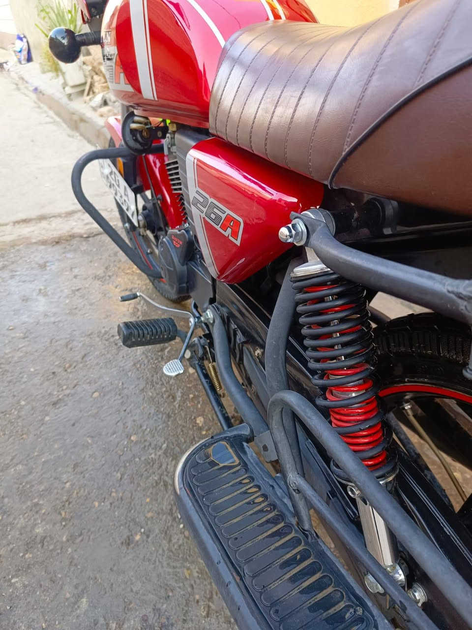 دايوان موديل 23 رقم ديالى انكليزي ماشيه 15 الف دراجه نضافه فول مكفوله من الشخط مكاني ديالى بعقوبه خرنابات ***********
