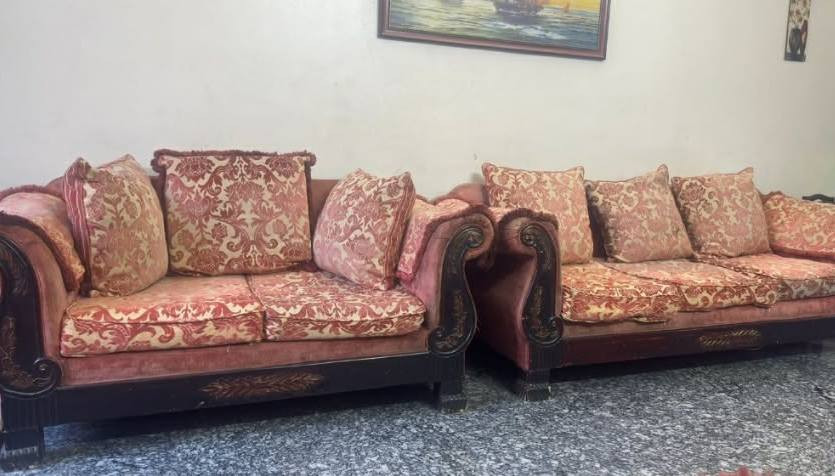 تخم اماراتي تكمه
السعر. ٢٥٠  الف. فقط 
خمس قطع   للليع مكان البنوك ***********
