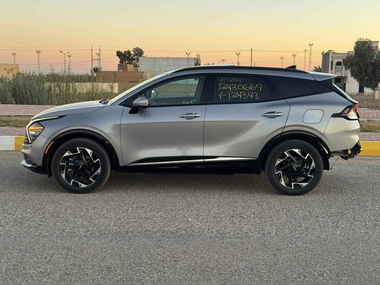 KIA SPORTAGE PLUG-IN  HYBRID SX 2024
 
📍السياره موجوده في بغداد للتواصل  *********** 

كيا سبورتج  هايبرد + بلكن SX 2024 برستيج 
المسافة المقطوعه 40771mi
اللون .سلفر 
محرك. 1600 تيربو هايبرد 
الموديل 2024

                  ======= الاضافات👇👇 ======
  
فتحة بانوراما 
شاشة كبيره نفكيشن 
رادار امامي
 مانع تصادم
مانع انزلاق 
تحديد مسرب .
نقطة عمياء .
تصحيح مسار 
بصمه تشغيل 
بصمه ابواب 
كاميرا خلفيه 
كاميرا عداد 5 
كاميرا 360
طارة مدفية 
تشغيل عن بعد سياره 
كراسي مدفية + مبرد 
كراسي كهرباء عداد 2 
كراسي جلد 
كراسي ذاكره 
كراسي 5 راكب 
مثبت سرعة
تحكم ستيرن
شاحن وايرلس
هاند بريك كهربائي
حساسات خلفيه + اماميه 
حساسات مانع تجاوز 
ويل 19
دفع رباعي 
باب خلفي كهرباء 
اضويه امامي زنون LED
اضويه خلفيه LED
كشافات LED
دفع رباعي 4X4
نظام GPS+خرائط 
كندشن مركزي امامي او خلفي 
وبلوتوث 
مدخل USB+ AUX
تحريك السيارة عن طريق البصمة 

🚗🚗حادث السياره كما موضح في الصور 🚗🚗

الأردن الزرقاء المنطقه الحره شارع 20 شمال 

للتواصل  / عمر الدليمي 00962786166701 علي الكرغولي 00962788505634
