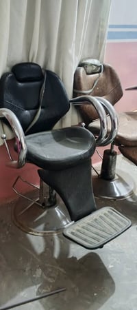 كرسين حلاقه • عدد ٢ • للبيع