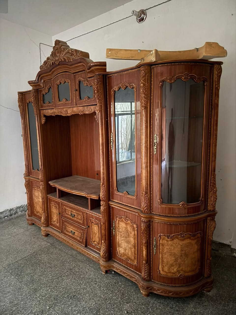 السلام عليكم معرض ماليزي للبيع مكان حله ورديه خارج 
***********
