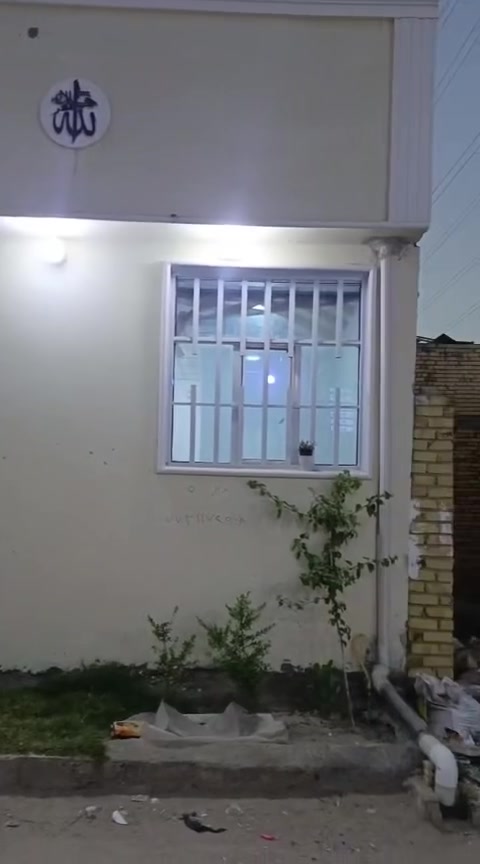 السلام عليكم بيت 50 متر زراعي سند 25 قرار محكمه نجف شارع صب عمود 320قرب مدرسه أولياء الصالحين الأهليه البناء جديد الأساس صب السقف صب وبناء طابوك بي خط مولد البيت جاهز من كلشي الاستفسار اكثر ***********
