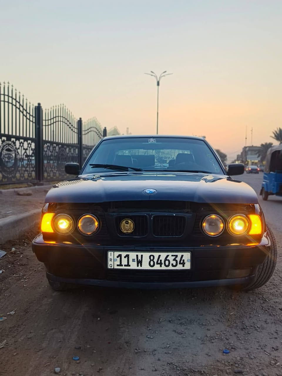 السلام عليكم للبيع 
BMW 525i  مكفولة من الضربة. 
موديل  1991
مكينه مسكر 25 جديدة كير مكفول 
صدر امامي خلفي نضيف 
فتحة سقف بانوراما 
جام كهرباء، كهربائيات كلها شغالة. 
لايت العالي زنون عالي جداً..  
رقم بغداد الدولي مشروع وطني باسمي.  
السعر 57 
***********
