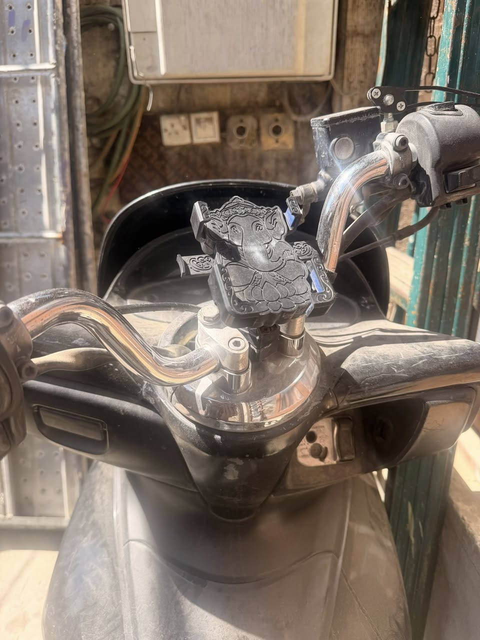 السلام عليكم 
Pcx 2015
مكينة 125
كما موضح بالصورة اللون اسود 
المكينه كايمه اخوان مكينه كايمه 
شبيها ما اعرف قبل فترة جنت امشي بيها وطفت 
درت عليها طلع صوت بالمحرك 
ماشغلتها بعد 
المهم اني ابيع المكينه كايمه مالي علاقة تجي تشوف 
وتاخذها 
رايدها ب٧٠٠ الف 
بيها مجال بسيط كلش 
ابو ال٥٠٠ اترجاك عوفني 
مكاني الدولعي 
***********
