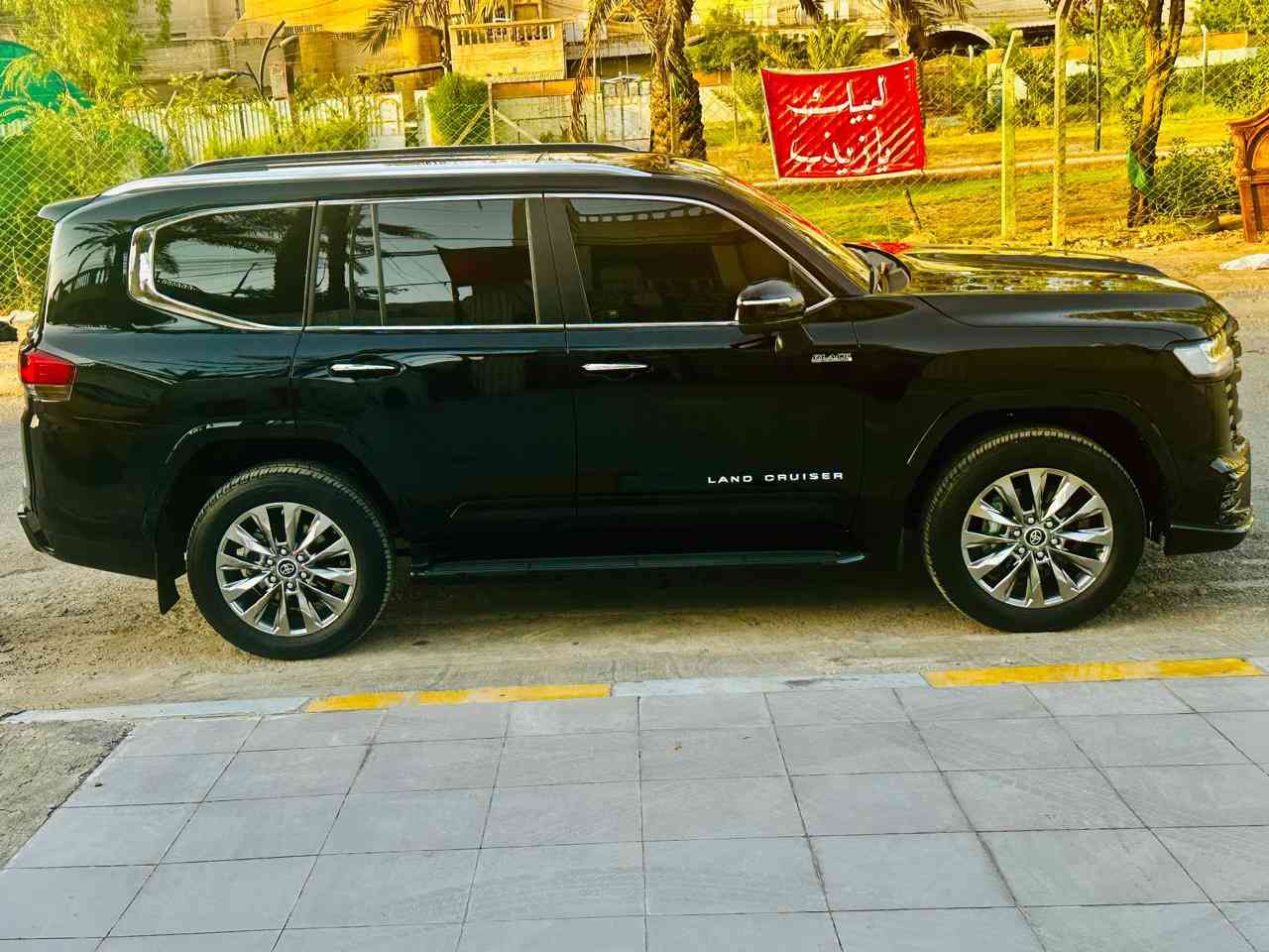 اللهم الصلاة على محمد وآل محمد 
لاندكروز في اكس بلاك لمتدد ام لحايه   موديلها ٢٠٢٤.       مغلفه PPF ضمان 10 سنوات ماشيه 11 الف سياره بعده على وظع الشركه
* رقم بغداد (مميز)
* محرك 6 سلند (4000) 
* ) دعاميات كت (لحاية) 
* سايد بريك اوتو * بصمة تشغيل* بصمات ابواب *
* ⁠تطبيق 3 شاشات 
* ⁠شاشة كبيرة اصلية (نفكيتر)* ⁠شاشات خلفية عدد (2) 
* 5 كامرات (360 درجة) محيطيه * فتحة سقف (سلايت) *
كراسي كهرباء * ⁠كراسي تبريد 
* ⁠دفع رباعي (4 * 4)* ثلاجة وسطية * جنطة كهرباء 
* ⁠تبريد شاشة * ⁠تحكم ستيرن  * ⁠داخل صاج * تشغيل عن بعد * ⁠شاحن واير ليس
* داخل جلد بيجي * ⁠حساس امامي خلفي  * ⁠مري طي كهرباء وبيه بعد مواصفات هواي * ⁠ *  *  * 
  لمتد(في اكس لمتد بلاك) 
***********
مكاني بغداد ورقم بغداد.
