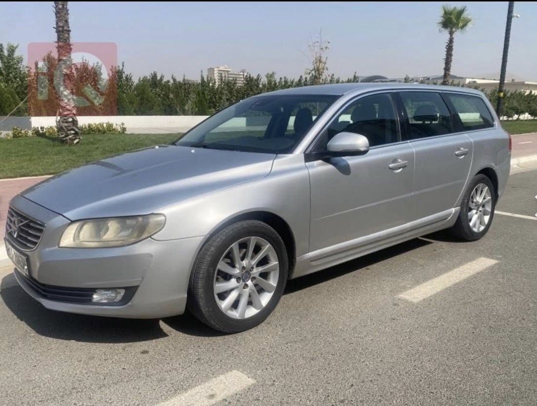 volvo
v70
موديل2016
سياره جديده مكفوله كفاله عامه بدون حادث و صبغ
رقم و سنويه جديده فول مواصفات بدون سلايت كير و مكينه بشرط 
سعر 105
بي مجال شويه 
رقم***********
