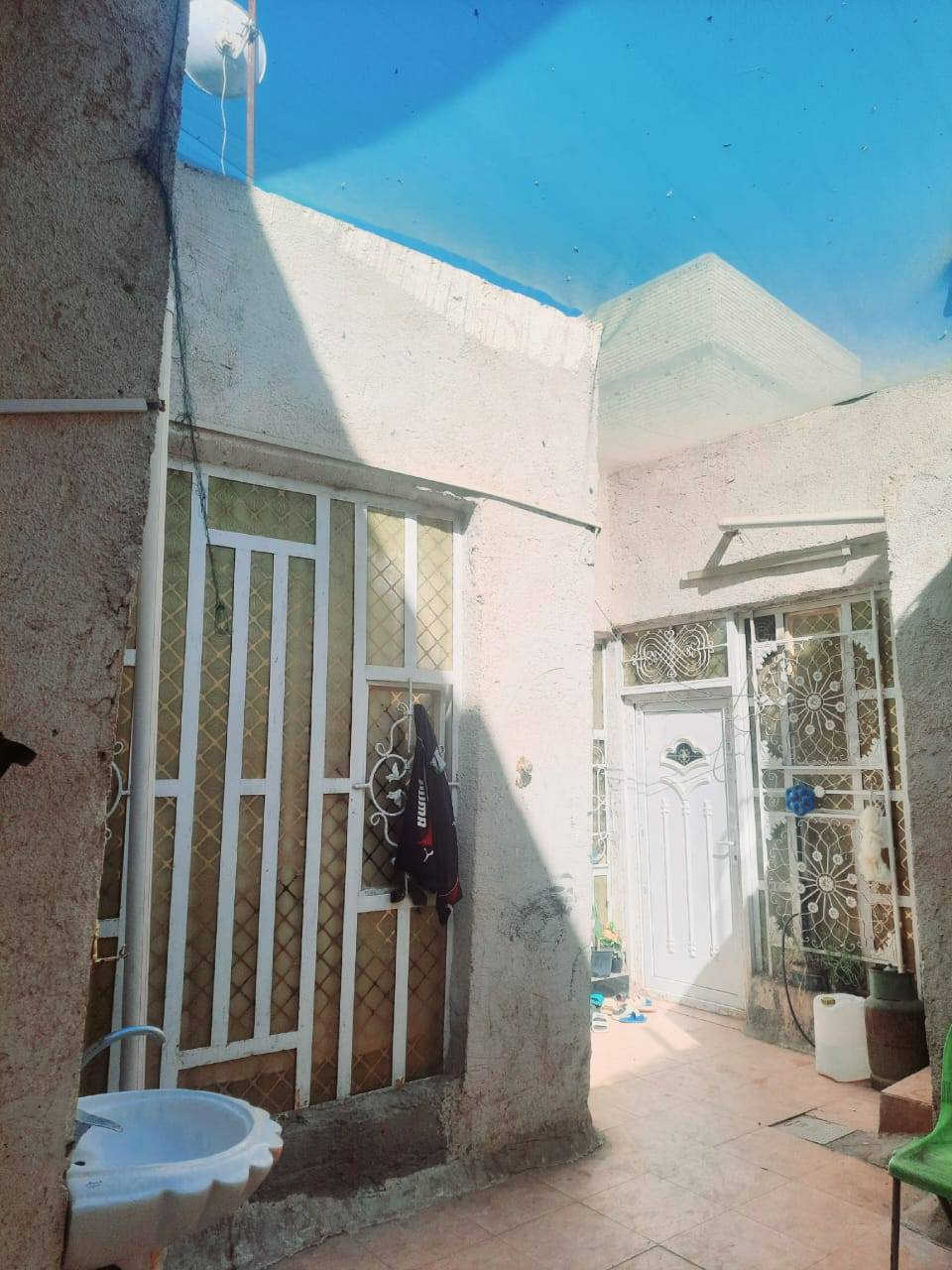 بيت للبيع مساحته 120المكان الشعله الثانيه الفرع المقابل مكوى الشعله البيت خلفي ترميم جديد غرفتين وصاله واستقبال ومطبخ وصحيات رقم صاحب الدار 
‏‪0781 326 3499‬‏
