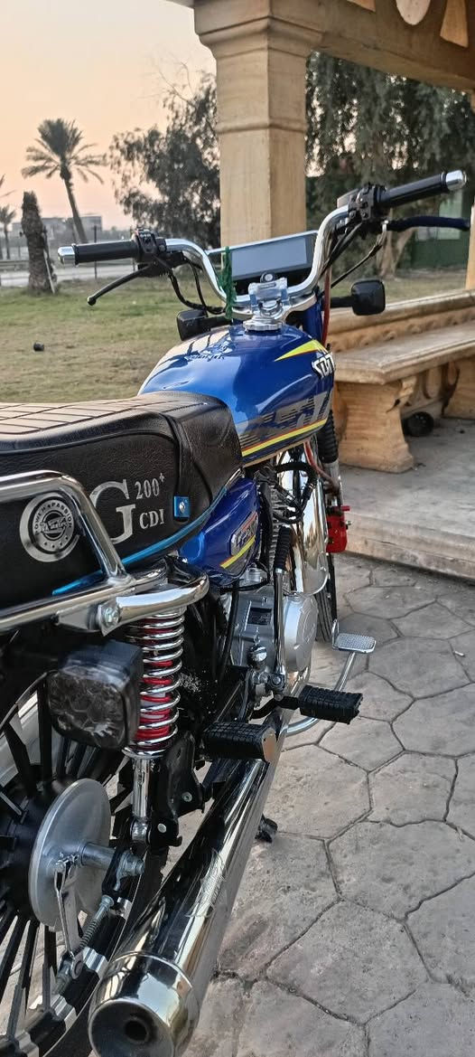 سلام عليكم للبيع دراجه سيفان مديل 2025 مكينه 200 سيسي جديده كلش كفاله عامه ما عده الرصعه الموجوده بل تاننكي أمامكم       مامشتغله دليفري ابد تفر العراق كله تفحص الله شاهد سبحانه ماممدوده عليه ماشيه ألفين جديده كلش سعره (850) وبيه مجال بيه اوراق مكاني بغداد مدينه الصدر  معرض كامله بسمي سأله 3اشهر من نزلته من الزيرو  رقم الهاتف ***********
