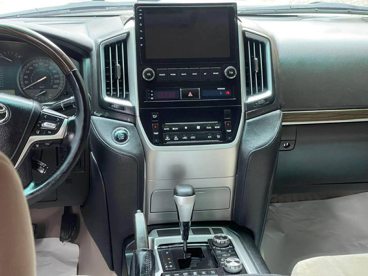 2010 8 پستؤن
كامل كراوة بة 2021
سةيارةكة عام بؤياخة 
سةيارةكة دوبةية مةنة فيسو رةقةمي دوبةي لةگةلة 
گيرو مةكينةي بة شةرتة
سةيارةكة تا بلي جوانة 
سعري ١٩٠ 
viber / whatsApp
*********** شمشمل, السليمانية
