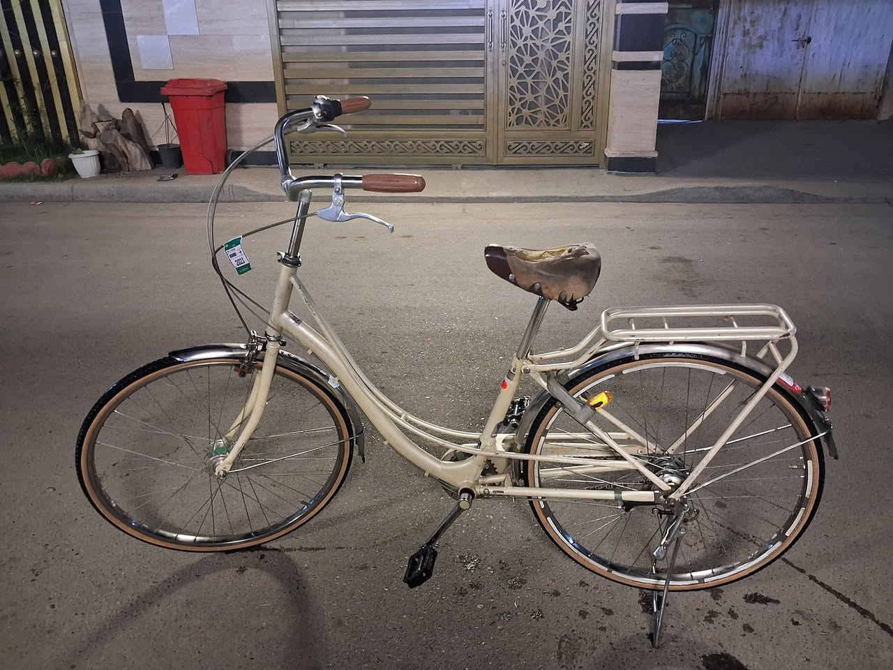 السلام عليكم
بايسكل بناتي 
الحجم:26
القير: 3 سرعات والعكرب محور مخفي
البايسكل اصلي ومستخدم شهرين وانترك
العنوان: بغداد- حي العامل 
واتساب: ***********
