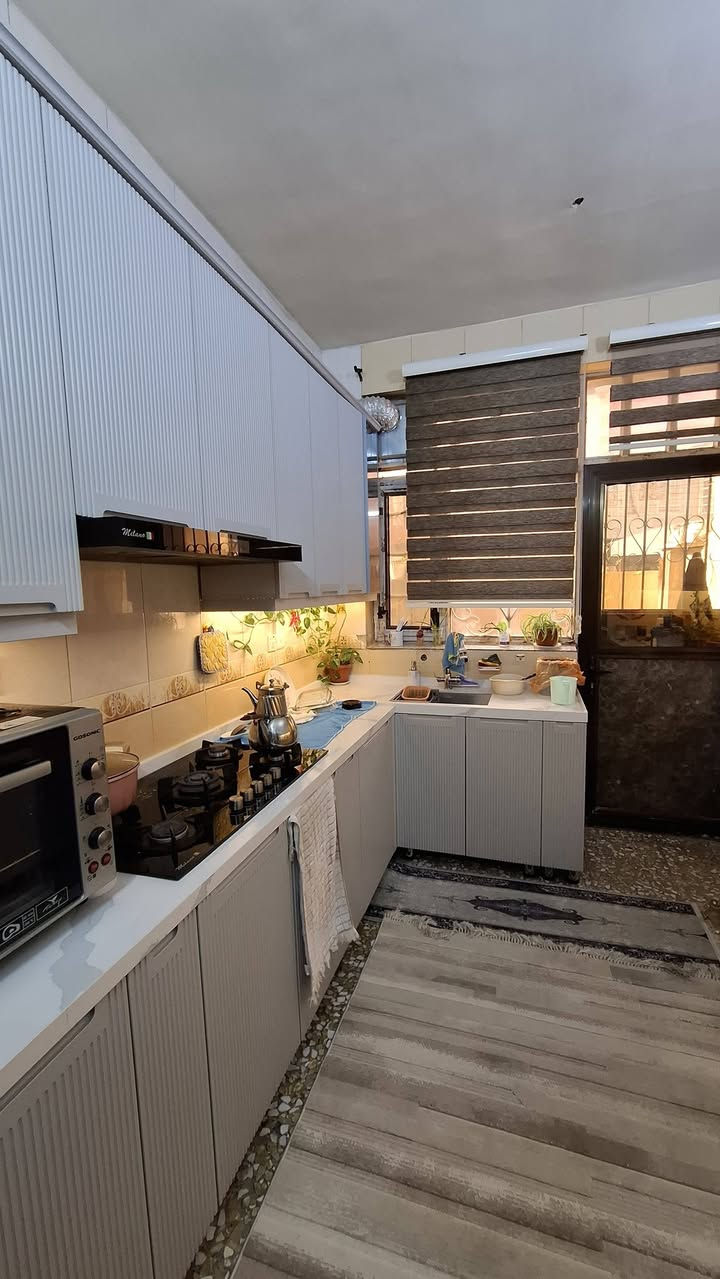 السلام عليكم
بيت مساحة ١٠٠ متر مربع طابو صرف 
الواجهة 6.75 النزال 15
3 غرف نوم وحدة بالطابق الارضي 
2 بالطابق الثاني وحده منهن ماستر 
العنوان : بغداد البلديات مضمار العابد قرب شارع الحشد 
للاستفسار اكثر الاتصال على الرقم 
***********
