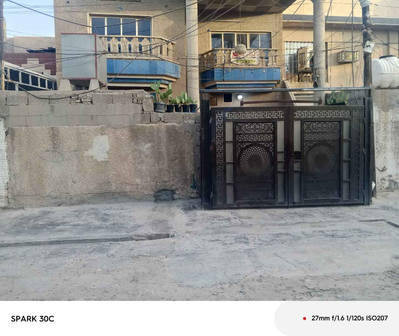 السلام عليكم البيت للبيع مساحه بيت 160بيت للبيع نص أو كامل المكان البيت بغداد  الجديدة الأمين الثانية فلكة الحدادين الاتصال على الرقم ***********
