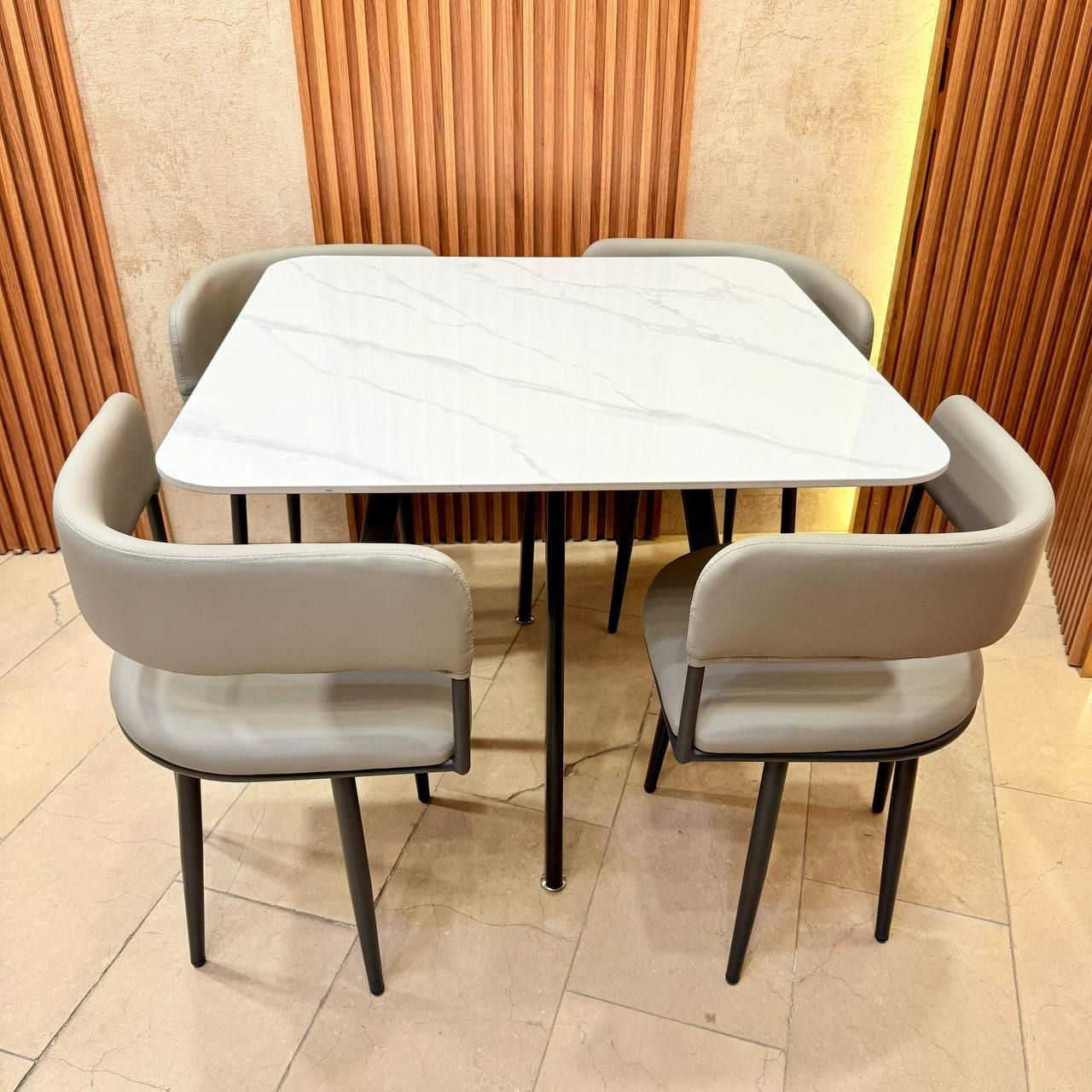 ميز طعام 4 كرسي سطح رخام مزجج 
قياس الطاوله 90 *90 سم مربع 
كراسي هيكل حديد دوشمه جلد 
يتحمل اوزان ثقيله 
السعر 180الف


**إذا كنت صاحب هذا الإعلان وتريد حذفه لأي سبب، رجاءا أرسل رسالة إلى الدعم الفني**