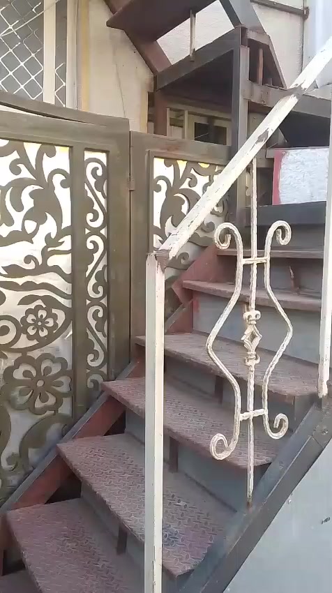 سلام عليكم بيت للبيع موقع حي الجهاد 95 يحتوي على طابقين طابق الاعلى يحتوي غرفتين وكل غرفه حمام وتواليت و مطبخ طابق الارضي يحتوي على استقبال وغرفتين ومطبخ وكل غرفه حمام وتواليت مساحة البيت 100 يحتوي على صطحين الاستفسار ***********1
