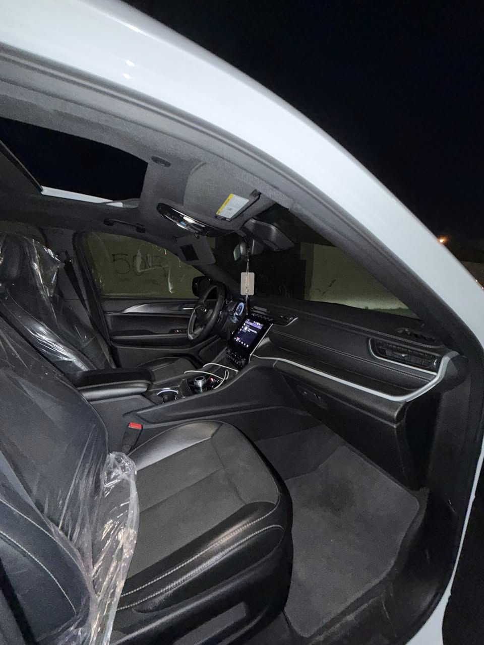 سلام عليكم سيارة جيب كراند جيروكي لونك ال السيارة بلاك توب بجم كبس شكل جديد موديل ٢٤ السيارة بلاك توب ماشي ٧ ميل جديد بعد ريحته الشركه به السيارة ضرر ماله جامرلغ طرف السايق واشوية وشبرين بونيد ودمعية الأمامية بدون ضرر حادث جانبي 
موصفات 
فتحة سقف
كشن هيتر 
ستيرن تدفئة
كشن جلد
صدوق كهربائي شفط
كشن كهربائي طرف السايق 
ويل اسود 
امراية اسود بجم اسود كله
٦ مقاعد في اي بي 
السيارة كل شي ابشرط
للاستفسار اتصل على رقم ***********
