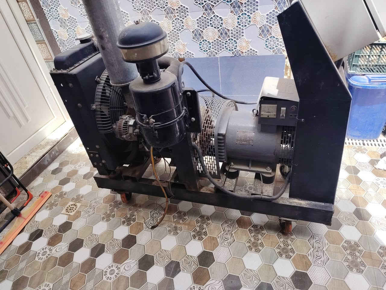 مولدتين للبيع جديدات  الاولئ بيركنز انكليزي 8kva  والثانية دويز إيطالي 12.5kva محرك ملف شرط جديد مامشتغلات للمعلومات اتصل على ***********
