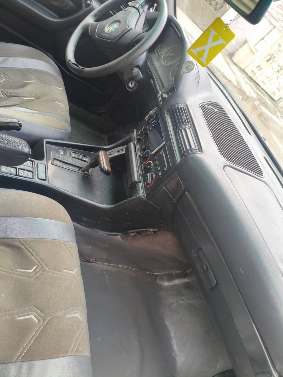 السلام عليكم 
سياره bmw 525 مسكر فانوس 
موديل 1994 
كهربائيات بلاديه 
سياره خير من الله 
السعر 77
الرقم ***********
