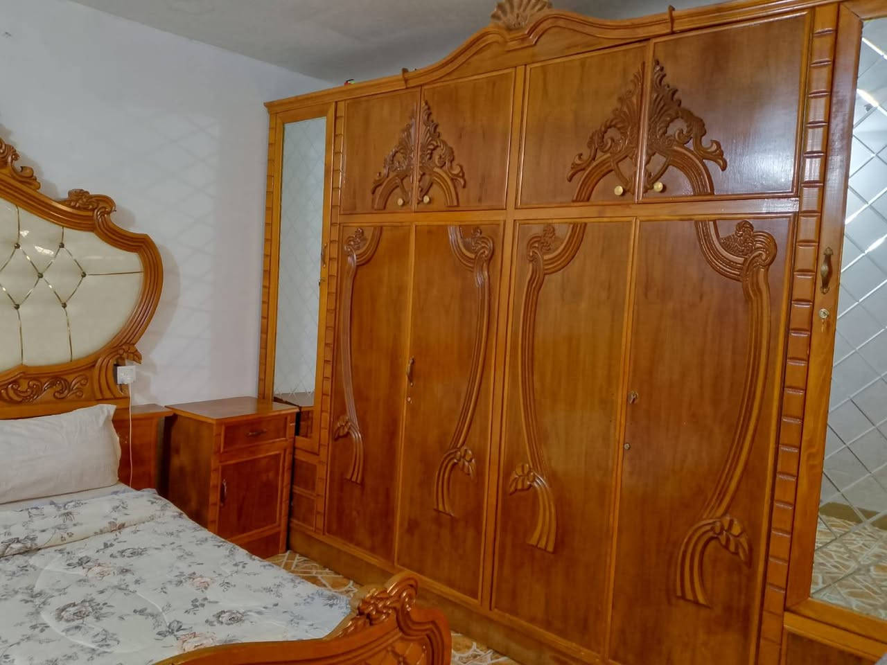 غرفة للبيع صاج عراقي بعد بيها ميز بلازمة هم وياها. ***********.
