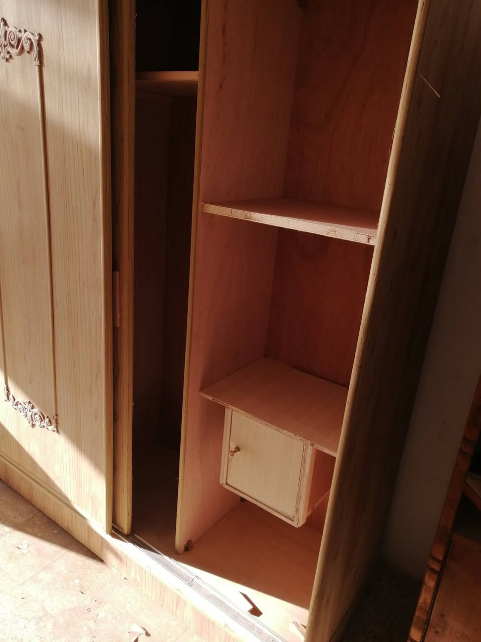 السلام عليكم يتوفر كناتير بوفيات شغل درجه أوله بسعر الجملة اسعار مناسبه جدا العنوان بعقوبه كاطون الرازي شارع ابو رباح قرب مرطبات لسيد مزاد ابو كرار الغريباوي ***********
