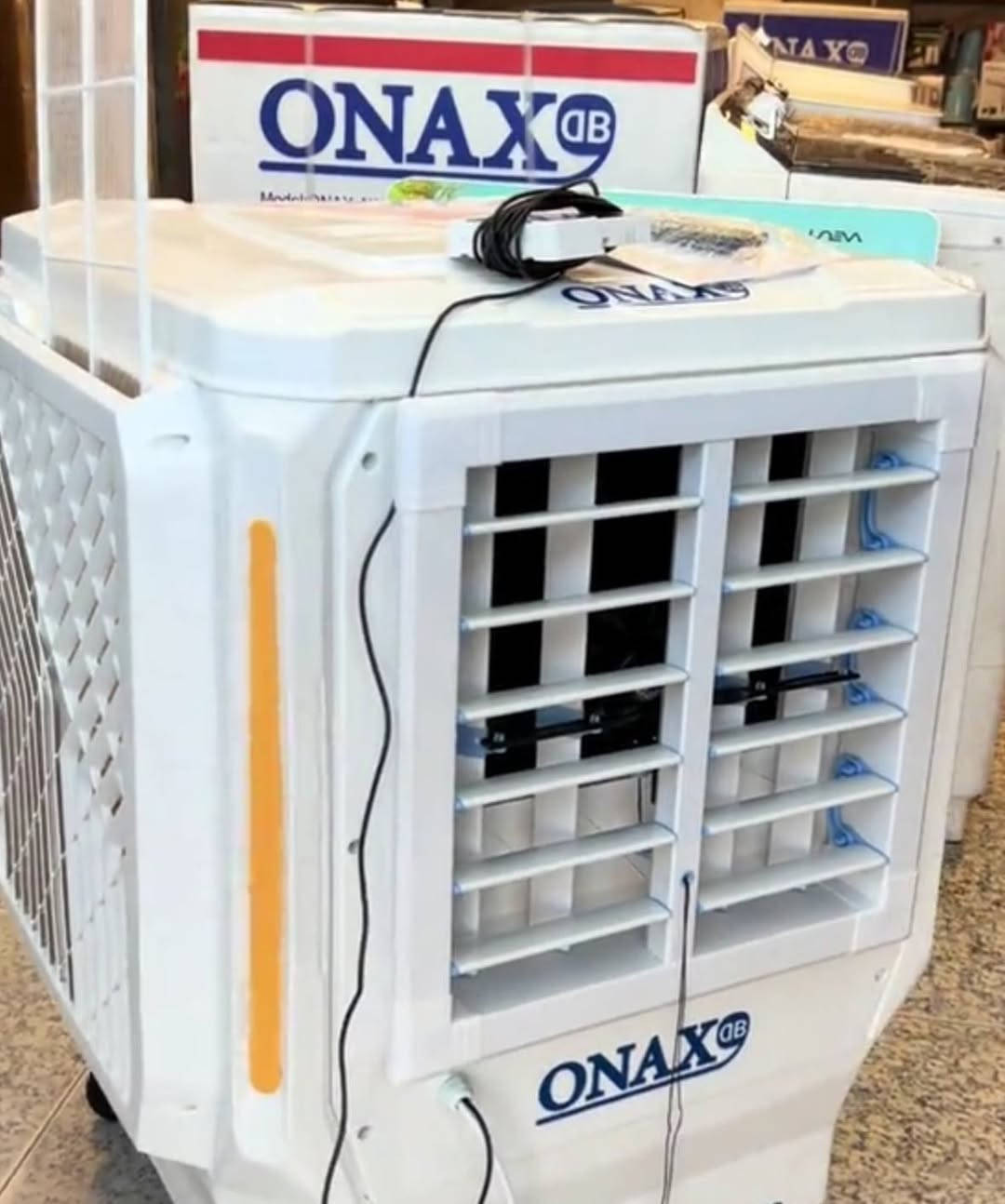 مبردة اونكس ONAX قياس 3.5 توفرت 🥹
هذا الحجم يغطيلك كل البيت من مساحة وتبريد ثلجججج
تحكم شاشة 200 سرعة 
موجه هواء امامي 
معرض عبدالله الريس 
بلدروز قرب جامع بلدروز الكبير بالسوك القديم 
*********** 
***********
