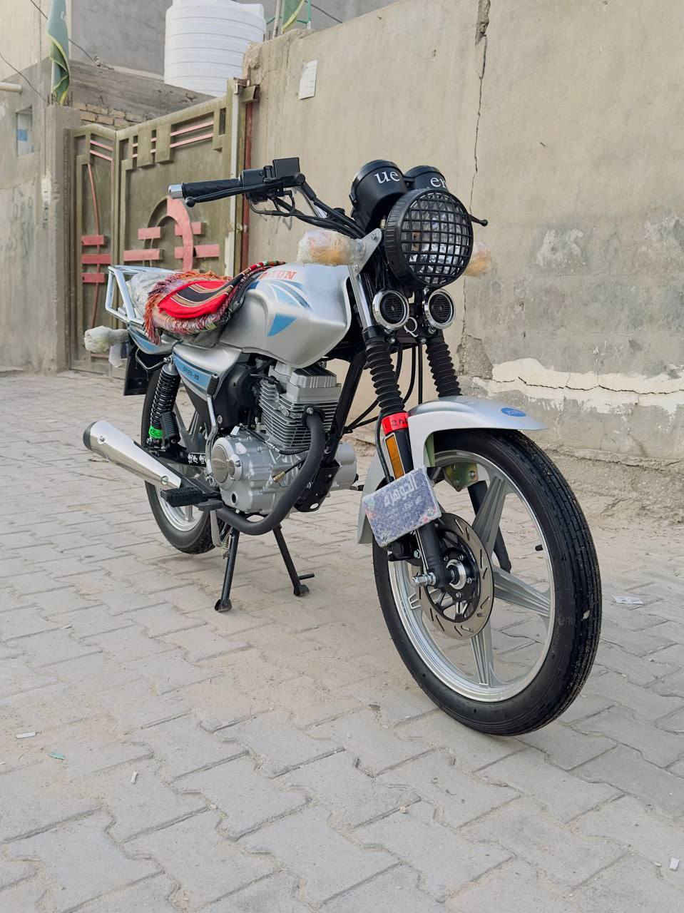 نكرر النشر بسبب الوعود الكاذبة
السلام عليكم دايوان عظم موديل 2023 صارلها اربع اشهر من طالعه من المعرض كفاله عامه من كلشي الدراجه جديده بمعنى الكلمه وماطالعه هواي 
للاستفسار:***********
او مراسلة خاص.
