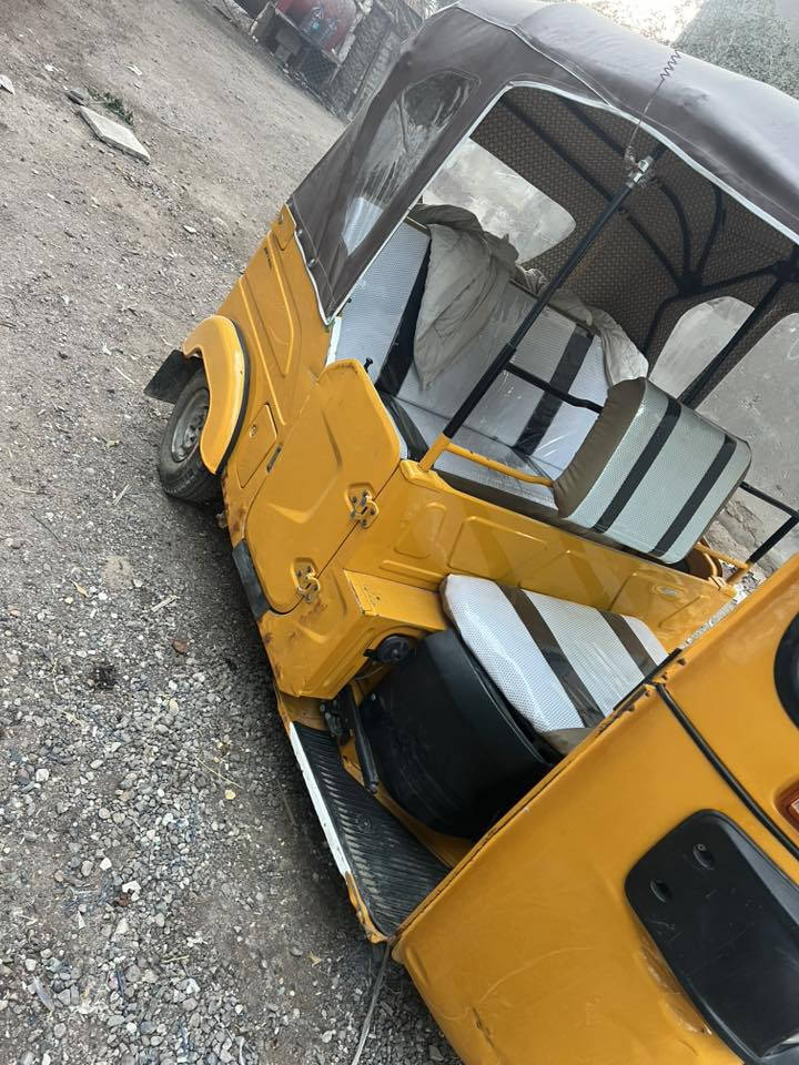 ￼يا الله سلام عيكم تكتك للبيع رقم وسنويه باسمي تكتك حلوه لونه ليموني البدي بي ضربه موجوده الصوره ولمحرك مفتوح ولفات تكتك جاهزه كبل للشارع التكتك موديل 22 مكاني شط العرب الجزيره رقمي ***********
