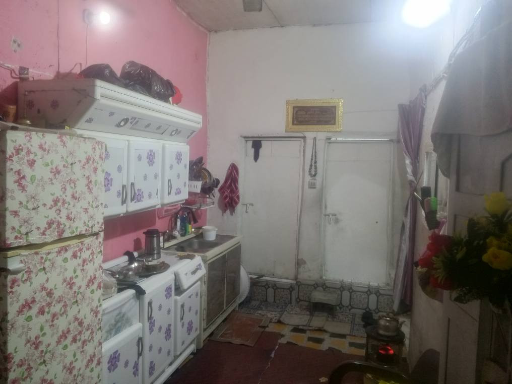 سلام عليكم بيت حواسم مجمع النور السكني مقابيل  جسر  الشعله محسوب على حي الاساتذه 100 طرمه جبيره وحلوه كلشي واستقبال طول 4 متار ولعرض 3 ونص تقريباً وغرفه وره الاستقبال وحده وصحيات عدد 2 ومطبخ جهة المطبخ ولصحيات سندويش ولفوك لاستقبال ولغرفه عكاده ولا يغرك بل شته بيت مرتب وحلو الله شاهد ماي ومجاري وكهرباء كامل مكمل وبي ورقة مال تمليك تجي وأشوف بعينك رايدي ب 20 وبي مجال للشراي وهذا رقمي ***********
