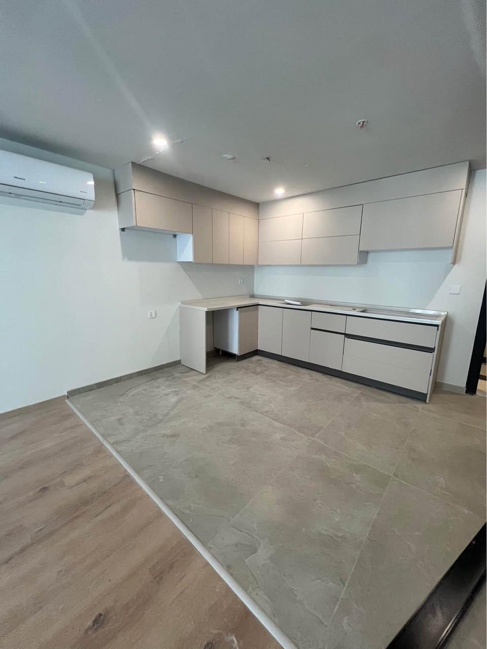 شقة للبيع في كرين وورلد تاور – أربيل
تدور على فخامة وراحة بنفس الوقت؟
#شقتك المثالية تنتظرك داخل كرين وورلد تاور، #المشروع اللي جمع بين التصميم العصري والموقع الذهبي ✨
#المواصفات:💎
• تتكون من : غرفة وصالة بتصميم أنيق وحديث
• مساحة: 84 م²
• السعر الكلي: 66,300$ - 6 دفاتر و63 ورقة
• دفعة أولى: 29,800$ 
• عند أستلام الشقة :  13,200$,- دفتر و32 ورقة والباقي #أقساط شهرية مريحة: 300$ فقط بالشهر 
📍#موقع استراتيجي في قلب أربيل، وخدمات فندقية راقية #تخليك تحس إنك تعيش داخل فندق خمس نجوم كل يوم 💫
🔥 لا تفوّت الفرصة – الأسعار تصعد كل يوم!
#احجز اليوم قبل لا تصعد #الأسعار وتضيع الفرصة من إيدك!👇🏼📞
( Call + WhatsApp + Viber )
0750-6364545
0770 4719566 
#كرين_وورلد #عقارات_أربيل
#كرين_وورلد #شقق_أربيل #استثمار_راقي #شقة_احلامك أربيل, العراق
