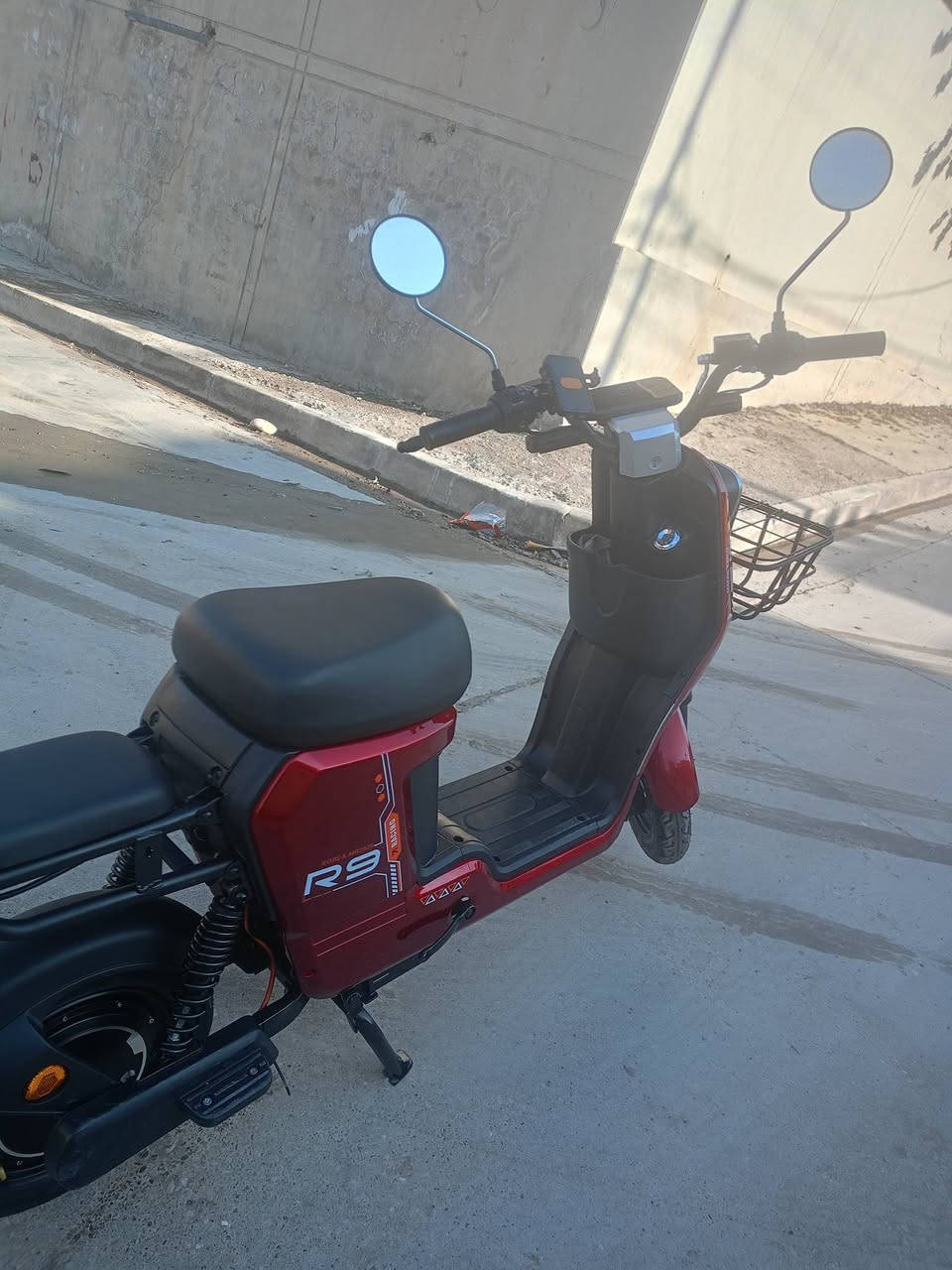السلام عليكم
دراجه شحن للبيع 
نوع R9من شركة KOREA MR 2025
مستخدم شهر فقط
موصفات الدراجة 
أربع بطاريات دبل 22امبير شرط على فحص 
اربع سرعات السرعه 99حقيقي 70
يمشيك اكثر من 40كيلو بل شحنه الوحده
ثلاثة انضمة تشغيل سويج بصمه وكارت 
لايت عالي ناصي زينول 
دبل اشاره 
بك لايت رياضي 
بريكات دهن امامي خلفي 
الدراجه جديده بمعنه الكلمه 
السعر 500وبي مجال توصل خاص مفتوح 
رقم الهاتف ***********
مكان موصل الايمن
