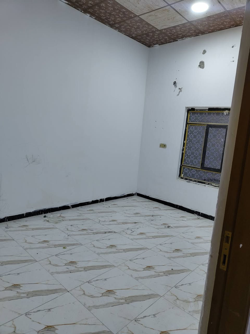 السلام عليكم بيت جاهز للبيع الموقع الجزيره شارع الصقر في البدايه مساحه 100 متر
شارع تبليط 10 متر موقع مميز يقع على شارعين عامات شارع اليوبه والغبي يحتوي على 3 غرف نوم مع صاله مع مطبخ مع ديوانيه حمامات داخليه وخارجي بناء حديث سطح ايزوكام بيت جاهز ماطور كيزر كهربائيات وغيرها البيت طابو صرف زراعي بأسم عراقي ساكنين بنفس المنطقه 
السعر 63 وبي مجال للشراي 
الاتصال على الرقم    ***********
